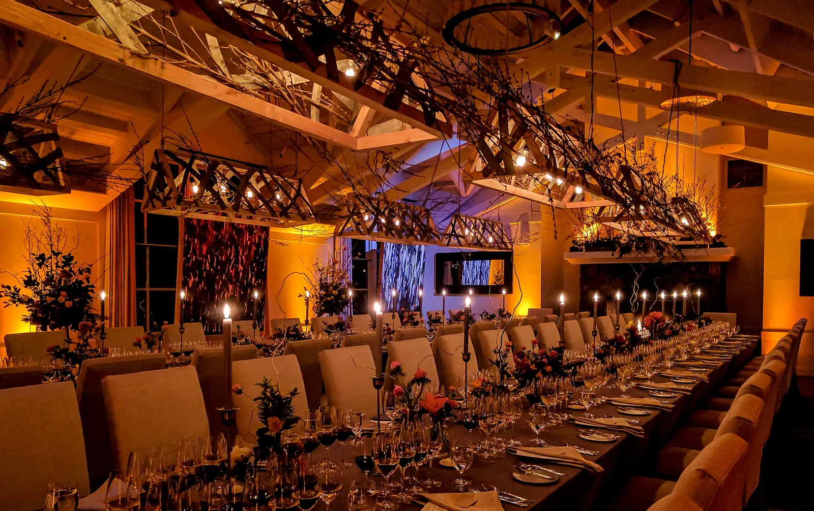 Uplighting with pinspot table wash