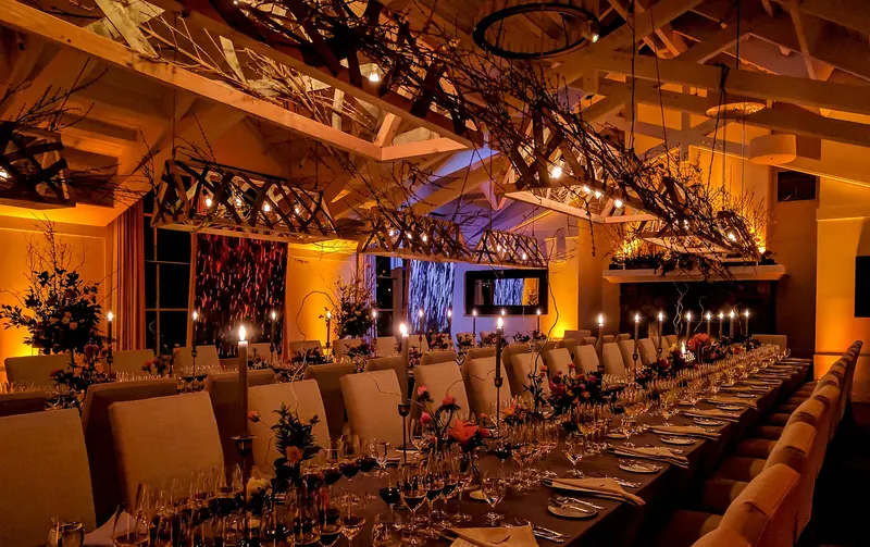 Uplighting with pinspot table wash