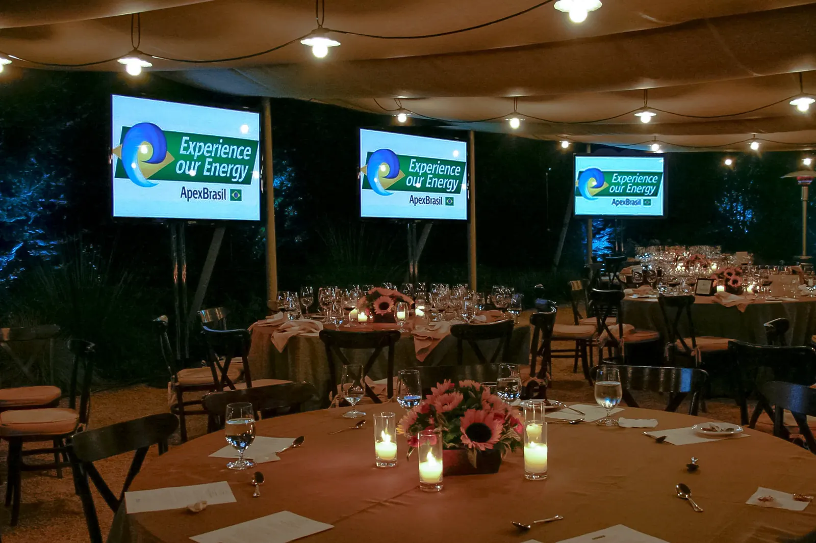 80-inch monitors at an Apex Brazil event